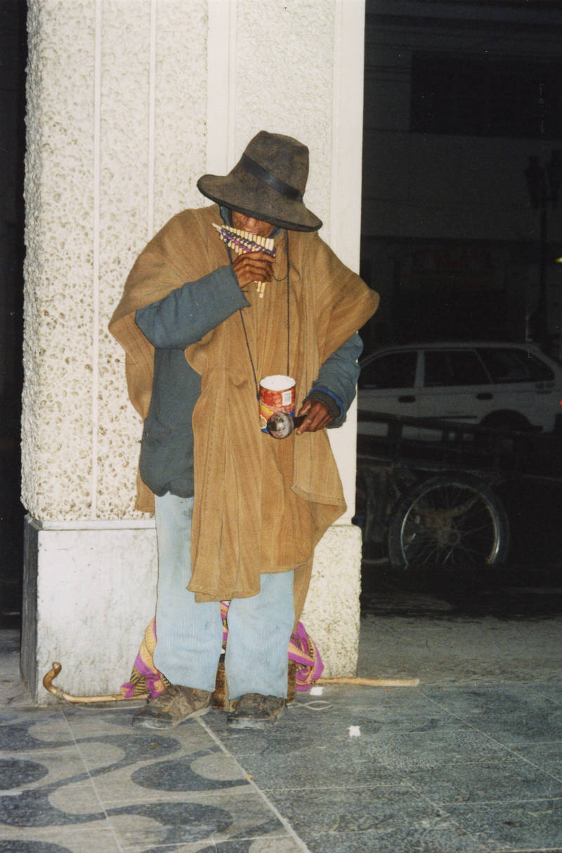 macario_dans_la_grande_rue_de_huaraz_voyage